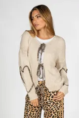 Saco largo color beige de tejido de punto con detalle de lazos con estampado animal print en el frente y en las mangas.