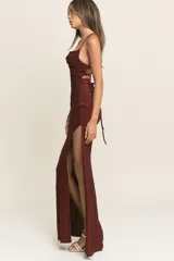 Vestido largo de fiesta color bordó con lurex y breteles finos.
