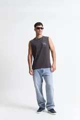 Musculosa blanca de algodón con corte oversize y cuello redondo. Estampado pequeño con el logo de la marca en el pecho.