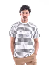 Remera blanca a rayas horizontales azul marino, con cuello redondo y estampado con texto en el pecho.