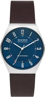 Reloj Skagen Grenen Solar con caja plateada de acero reciclado de 37mm, esfera azul navy mate, agujas plateadas, cristal mineral y correa de cuero marrón de 22mm.