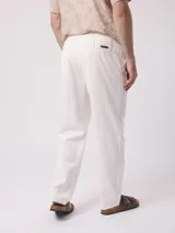 Pantalón de vestir blanco, de corte recto, con cintura elástica tipo jogger y bolsillos laterales.