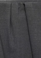 Falda midi gris con detalle de pliegues y diseño evasé.