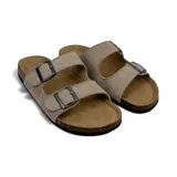 Sandalias de verano color beige con doble tira y hebillas plateadas.