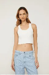 Pantalón de jean celeste con estampado de chevrón blanco.