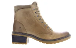 Botas de mujer de caña media, color azul marino oscuro, estilo militar o de combate, con cordones y ojales metálicos. Cuentan con un taco ancho y suela de goma dentada.