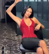 Top rojo con escote halter y cierre frontal con cremallera.