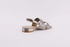 Sandalias rojas de cuero con taco bajo y tiras finas en el empeine y tobillo.