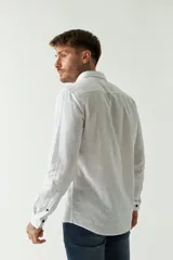 Camisa celeste con microestampado, de lino y algodón, corte regular y logo bordado en el pecho.