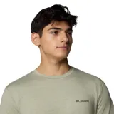 Remera gris de manga corta con logo de Columbia en el pecho.