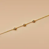 Pulsera dorada de plata 925 con baño de oro, con tres circonias engarzadas.