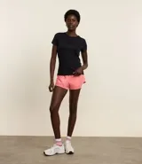 Bermuda deportiva de microfibra color blanco, corte runner con cintura elástica y forro interno.