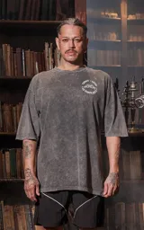 Remera gris nevado de manga corta y cuello redondo, con calce oversize y estampado sublimado con la leyenda "Tarot x Luxo La Templanza" y un diseño de copas.