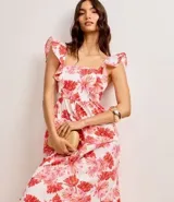 Vestido midi evasé sin mangas, confeccionado en tricolina con estampa floral. Presenta escote cuadrado, volados en los breteles y lastex en la espalda. Tiene un corte fruncido en la cintura.