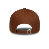 Gorra de béisbol New Era modelo 9FORTY de los New York Yankees, color marrón café con visera curva. Presenta el logotipo "NY" bordado en relieve en color blanco en el frente y el logo de New Era bordado en el lateral izquierdo. Cuenta con cierre ajustable en la parte posterior.