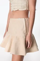 Minifalda marrón de cuero con volados en el ruedo.