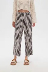 Pantalón recto de poliéster con estampado a rayas verticales en blanco y negro.