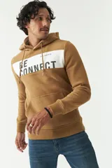 Canguro marrón con capucha, corte oversized, bolsillo tipo canguro y estampado frontal con la frase "Be Connect".