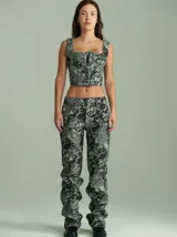 Pantalón largo de algodón grueso con estampado floral en tonos grises y negros. Diseño tipo jean con bolsillos delanteros y traseros, calce cómodo y tiro medio-alto.