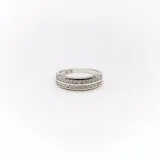 Anillo en plata 925 con diseño doble y circonias, ancho superior de 5 mm y ancho inferior de 1.7 mm.