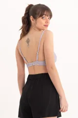 Top de bikini con textura, con tirantes ajustables y diseño cómodo.
