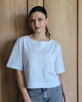Remera negra con cuello redondo y mangas cortas, con detalle de pespuntes blancos en cuello, mangas, bolsillos frontales y ruedo.