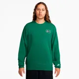 Buzo de frisa Nike Club Fleece color verde con cuello redondo y logo estampado en el pecho y en el puño.