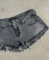 Short de jean gris con efecto lavado, tiro alto y corte ajustado. Presenta terminaciones desflecadas.