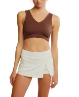 Top deportivo corto color marrón, con escote en V y espalda deportiva.