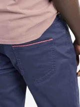 Pantalón de hombre color crudo, marca El Ganso, modelo 5 bolsillos, confeccionado en tejido de sarga con 77% algodón, 20% de algodón reciclado y 3% elastano.