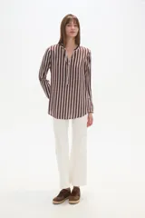 Blusa de viscosa con cuello mao y abertura frontal con botones. Presenta un estampado de rayas verticales finas en tonos azul claro, blanco, marrón y azul oscuro.