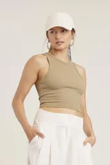 Remera musculosa negra de algodón.