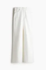 Jean tobillero de cinco bolsillos en denim blanco levemente elástico. Modelo de tiro superalto con cierre y piernas levemente ajustadas en el bajo.