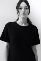 Vestido remerón corto en punto de algodón, color negro. Modelo con cuello redondo, hombros apenas caídos y bajo recto.