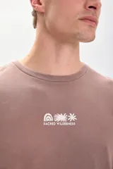 Camiseta manga corta oversize color marrón con estampa de formas geométricas en blanco en la espalda.