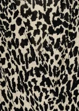 Vestido largo de tejido fluido con estampado animal print, escote de pico y manga larga.