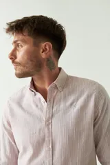 Camisa celeste de manga larga para hombre, con logo bordado y fit slim. Confeccionada en 100% algodón.