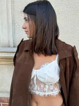 Corset negro de encaje con copas con aros y breteles finos regulables.