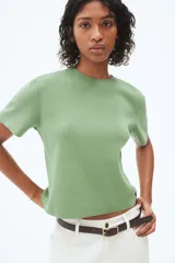 Remera verde de punto fino con cuello redondo y mangas cortas.