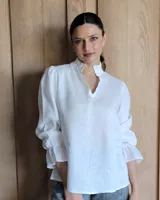 Blusa celeste con cuello mao y mangas abullonadas.