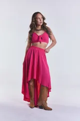 Top fucsia con tiras regulables y elástico en la espalda.