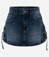 Minifalda de jean celeste con efecto marmolado, trabillas en la cintura, cierre frontal con botón y bolsillos cargo laterales con lazos y hebillas.