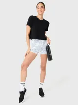 Remera corta negra de tela suave, con cuello redondo y mangas cortas.