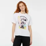 Camiseta blanca de manga corta con cuello redondo y estampado de Minnie Mouse con gafas de sol y tabla de surf, con el texto "Beach Glow".