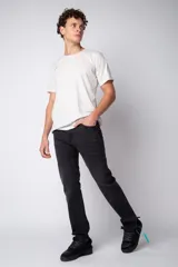 Pantalón jean azul de corte recto y ajuste relaxed fit, con bolsillos delanteros y traseros.