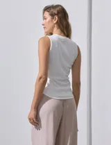 Musculosa Tahari de modal elastizado color gris claro, con cuello a la base y diseño acanalado.