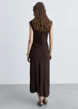 Vestido midi marrón de tejido fluido con textura, cuello perkins, manga corta y bajo asimétrico.