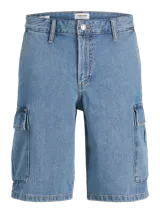 Bermuda cargo de denim celeste con bolsillos laterales y cierre con cremallera. Confeccionado en tejido de sarga con mezcla de algodón y fibras recicladas.