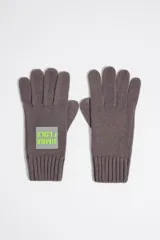 Guantes de punto color crudo con logo de la marca en relieve.