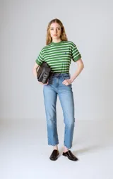 Camiseta a rayas horizontales verdes y blancas, con cuello redondo y logo bordado en el pecho.